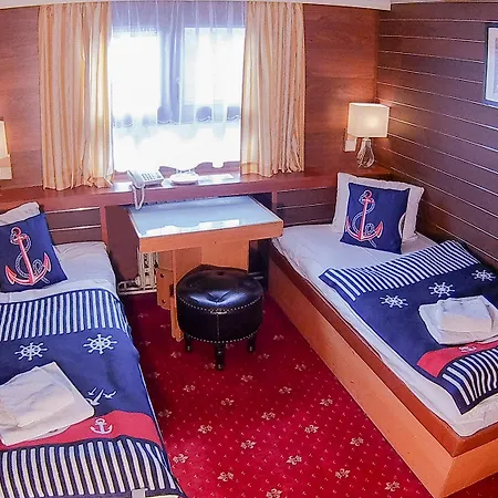 Albatros Úszó hotel 3*