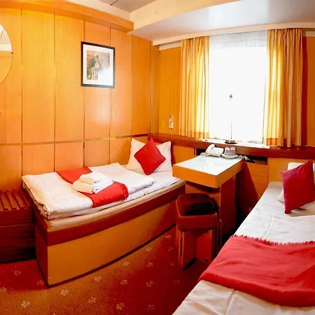 Albatros Úszó hotel 3*