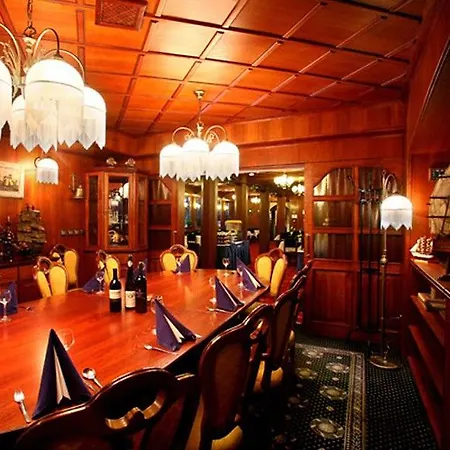 Úszó hotel Albatros 3*